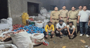 ग्रेटर नोएडा में अवैध पटाखा फैक्ट्री पर पुलिस का एक्शन, निर्मित और अर्धनिर्मित पटाखे बरामद, तीन आरोपी गिरफ्तार