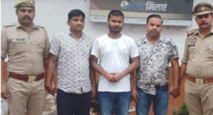 सॉल्वर गैंग चलाने वाले डॉक्टर समेत तीन गिरफ्तार, यूपी पुलिस ने किया मास्टर प्लान का पर्दाफाश