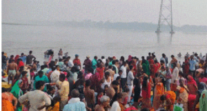 सरयू के तट पर कल्पवास कर रहे हजारों श्रद्धालु, कार्तिक पूर्णिमा स्नान कर अनुष्ठान को दी जाएगी पूर्ण आहुति