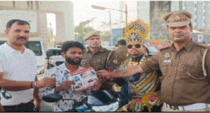 कृष्णा नगर टी आई रविन्द्र सिंह और सरोजनी नगर पुलिस की संयुक्त टीम ने चलाया यातायात जागरूकता अभियान