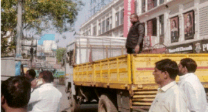 अमीनाबाद में झंडेवाला पार्क के चारों ओर हटाईं झोपड़ियां …अवैध पार्किंग कराई खाली, दो ट्रक सामान जब्त