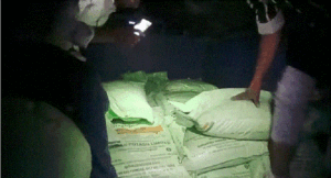 फिरोजाबाद : किसानों ने पकड़ी नकली खाद, मैक्स गाड़ी से 55 बोरी बरामद, एक आरोपी गिरफ्तार