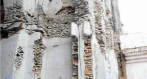 टूट रही उम्मीदें… छोटे इमामबाड़े के दोनों जर्जर गेट निहार रहे फूड हब में उमड़ती बेहिसाब भीड़