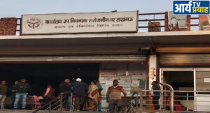 सरोजनीनगर के बिजनौर चौराहे पर उपनिबंधक कार्यालय के कारण लगने वाले जाम से लोगों की बढ़ी परेशानी