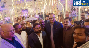 नव युगल जोड़ों के आशीर्वाद समारोह में पहुंचे वरिष्ठ पत्रकार बृजेश कुमार मिश्रा और उपमुख्यमंत्री बृजेश पाठक जोड़ों को आशीर्वाद दिया