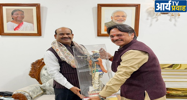लोकसभा अध्यक्ष ओम बिरला से शिष्टाचार भेंट करते विधायक डॉ.राजेश्वर सिंह